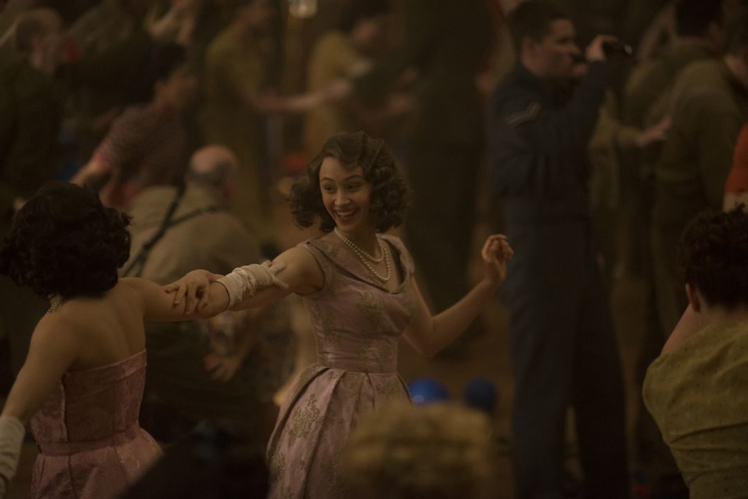 Noche real : Foto Sarah Gadon