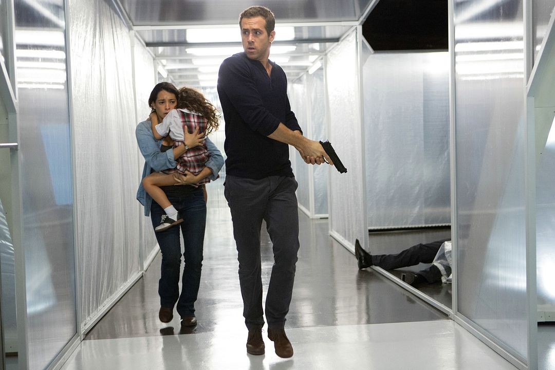 In/Mortal : Foto Natalie Martinez, Ryan Reynolds