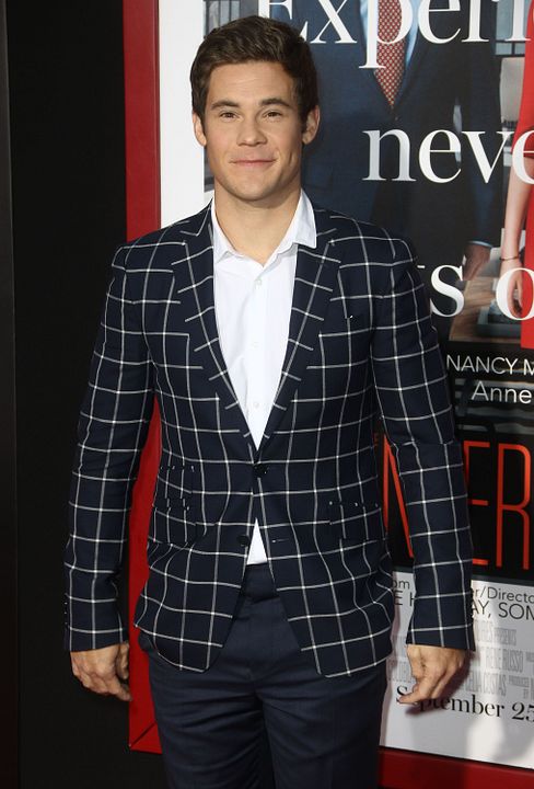 Pasante de moda : Cobertura de revista Adam Devine