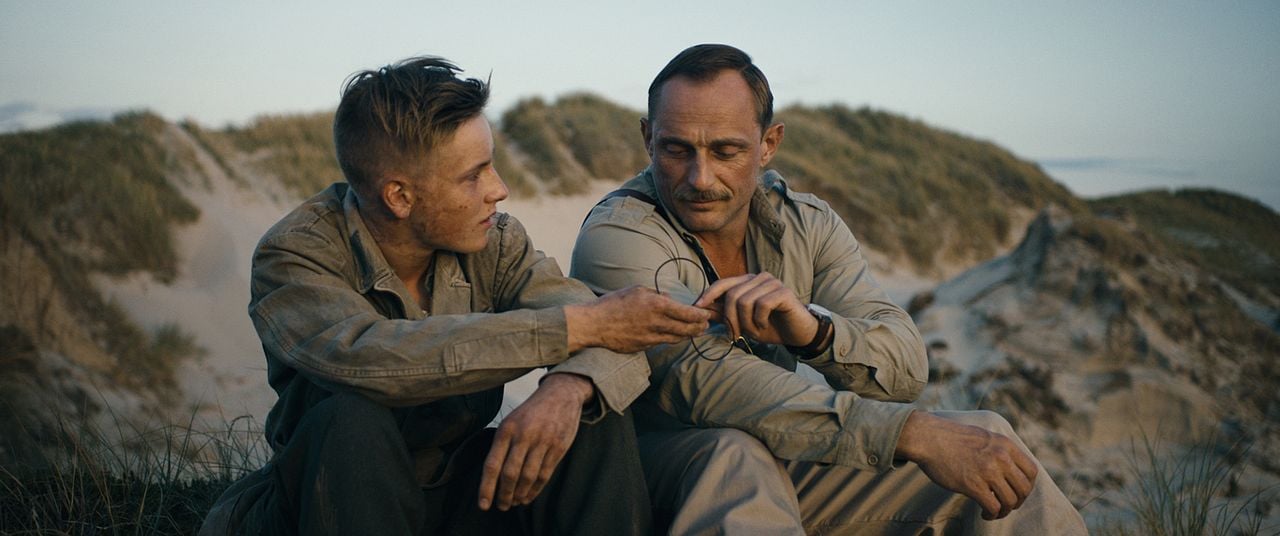 Land of Mine (Bajo la arena) : Foto Roland Møller, Louis Hofmann