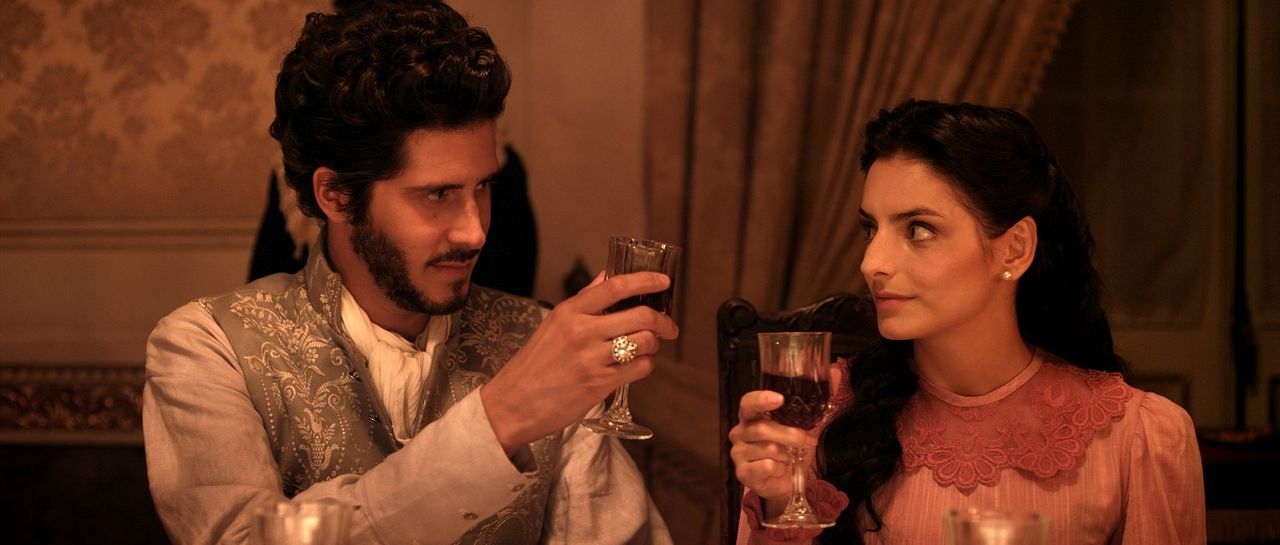 Tierra de sangre : Foto Aislinn Derbez