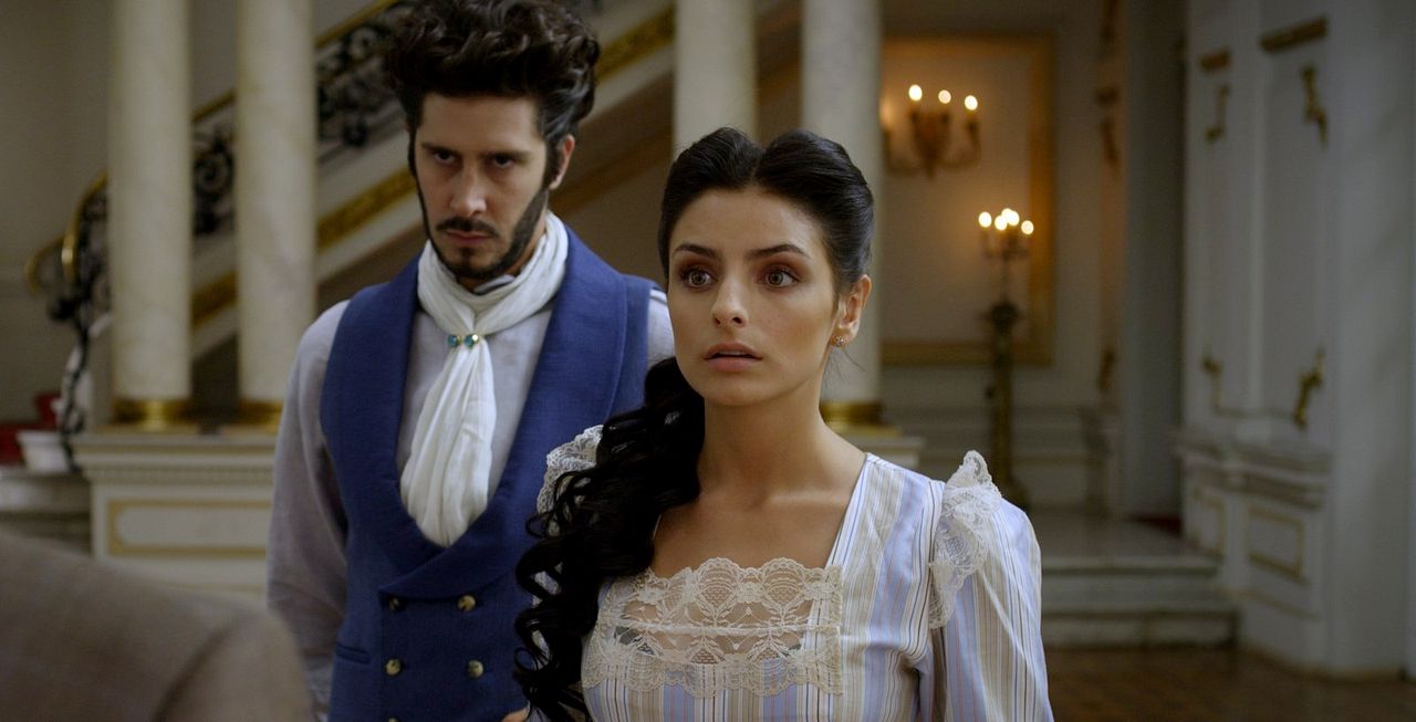 Tierra de sangre : Foto Aislinn Derbez