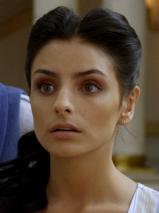 Póster Aislinn Derbez