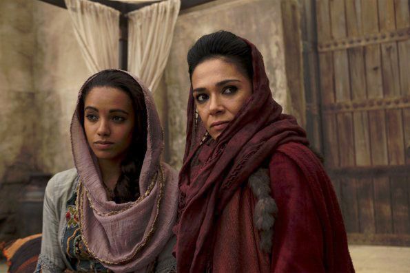 Foto Simone Kessell, Maisie Richardson-Sellers