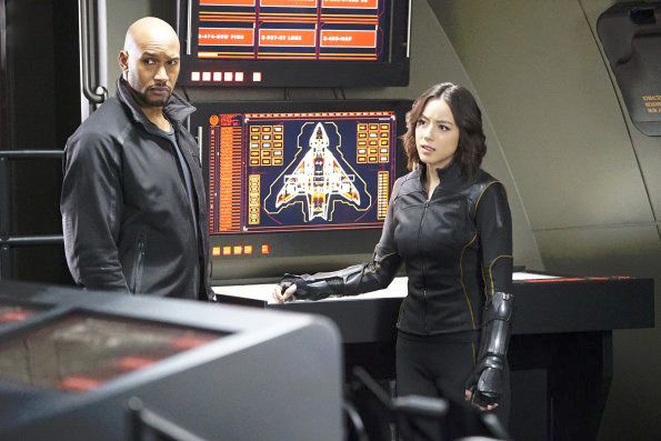 Agentes de S.H.I.E.L.D. : Foto Chloe Bennet, Henry Simmons