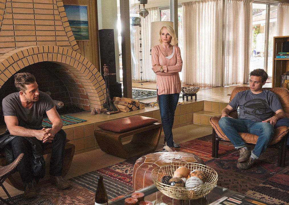 Foto Ellen Barkin, Scott Speedman, Finn Cole