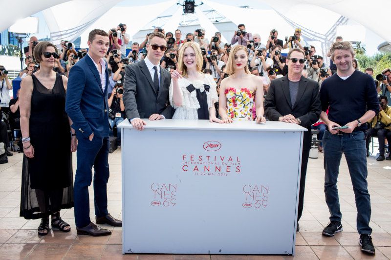 El demonio neón : Cobertura de revista Elle Fanning, Bella Heathcote, Karl Glusman, Nicolas Winding Refn