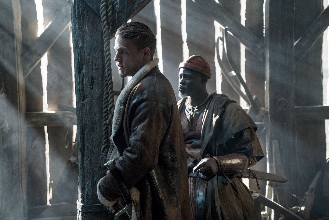 Rey Arturo: La leyenda de la espada : Foto Djimon Hounsou, Charlie Hunnam