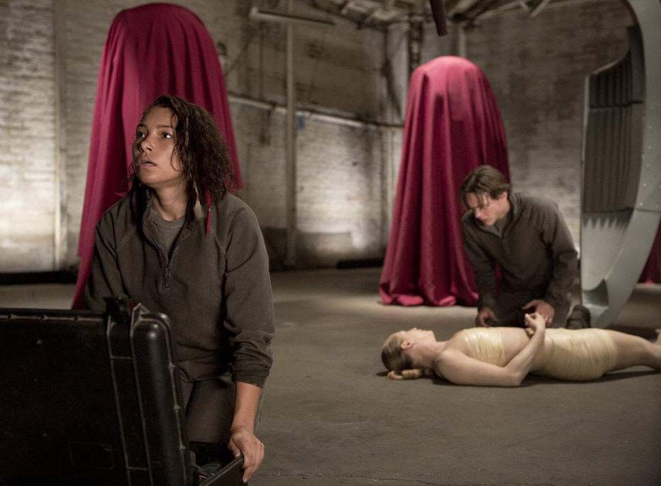 Colony : Foto Jessica Parker Kennedy, Alex Neustaedter