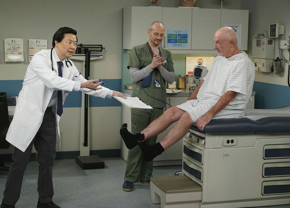 Dr. Ken : Foto Ken Jeong, Jonathan Banks