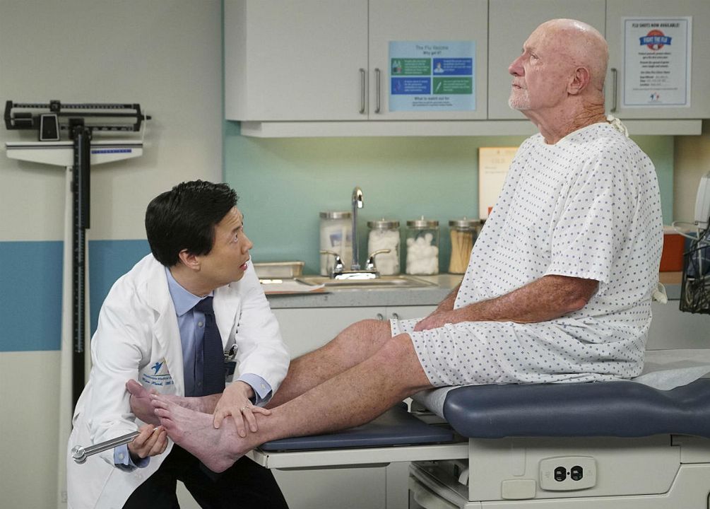 Dr. Ken : Foto Ken Jeong, Jonathan Banks