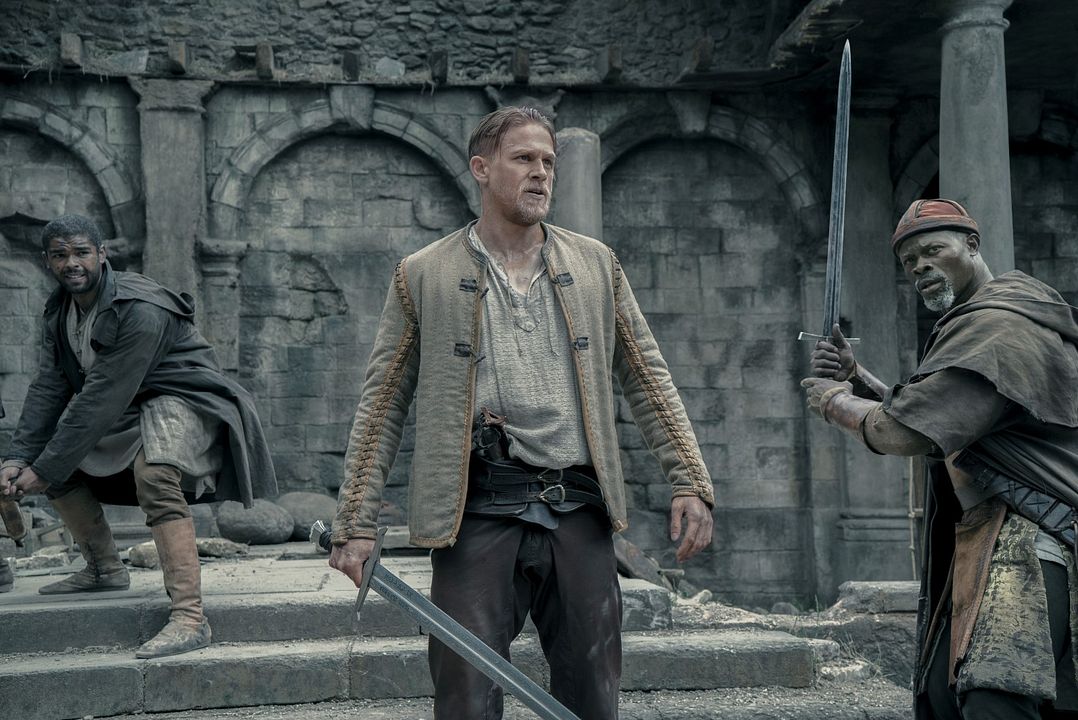 Rey Arturo: La leyenda de la espada : Foto Djimon Hounsou, Charlie Hunnam, Kingsley Ben-Adir