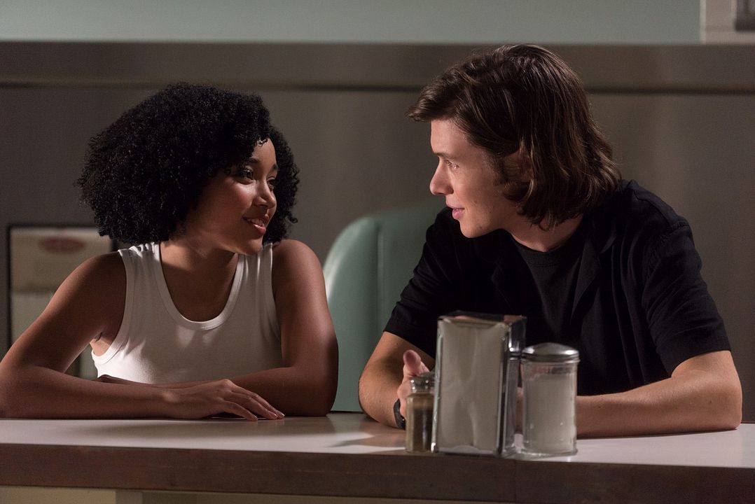 Todo todo : Foto Nick Robinson, Amandla Stenberg