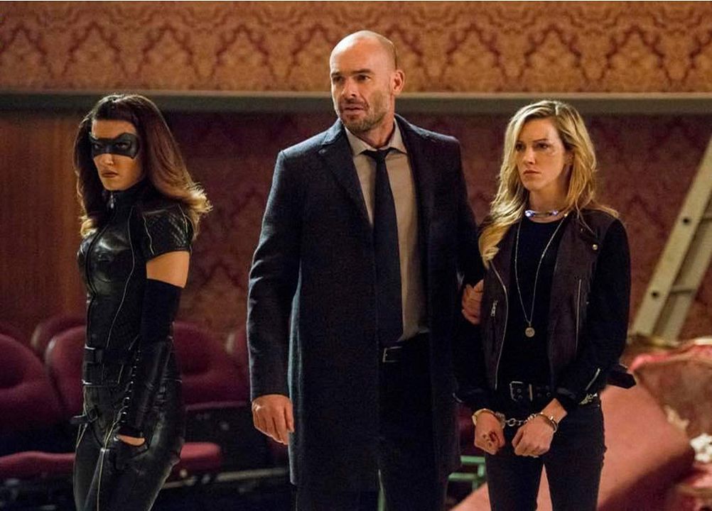 Arrow : Foto Katie Cassidy, Juliana Harkavy