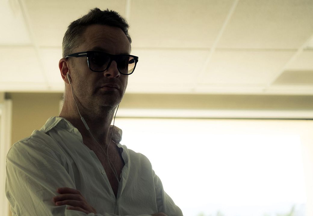 Too Old to Die Young : Foto