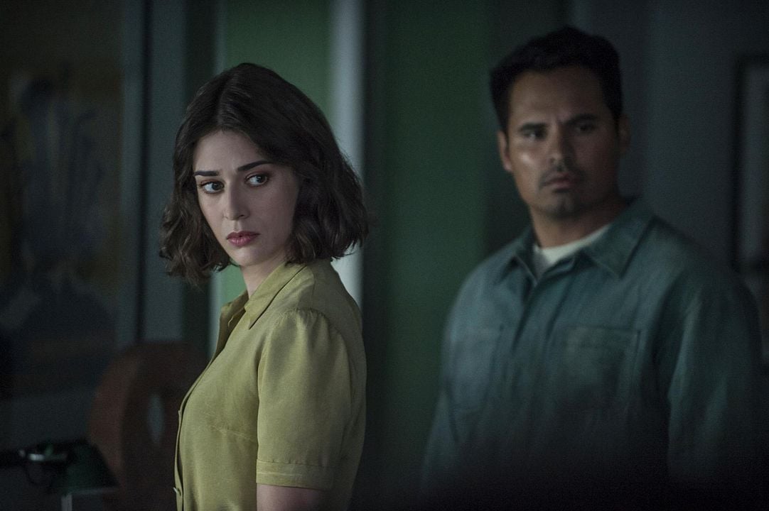 Extinción : Foto Lizzy Caplan, Michael Peña