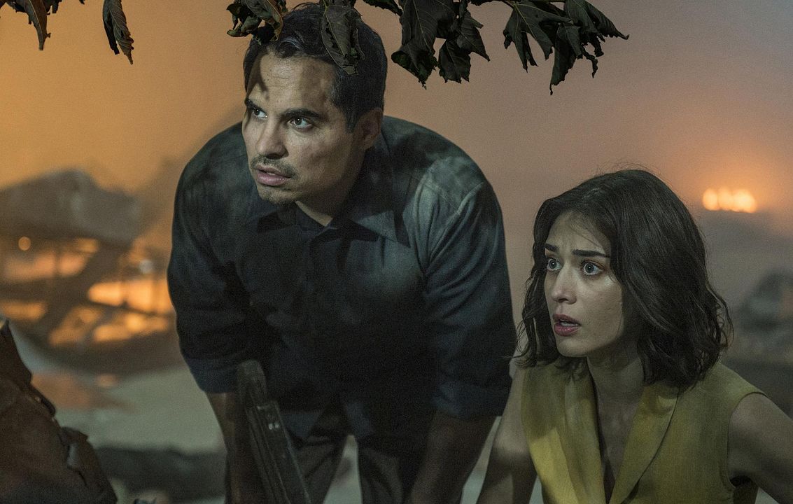 Extinción : Foto Michael Peña, Lizzy Caplan