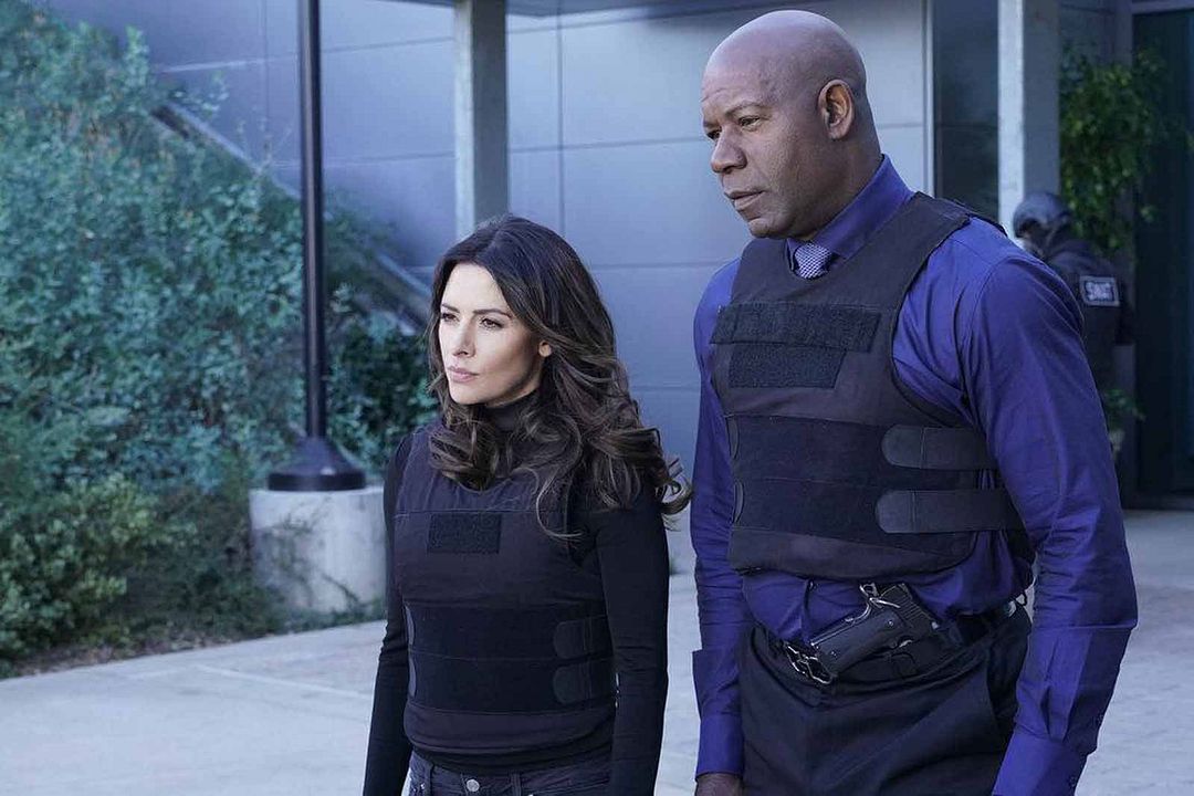 Foto Dennis Haysbert, Sarah Shahi