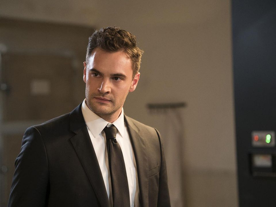 Into The Dark : Foto Tom Bateman