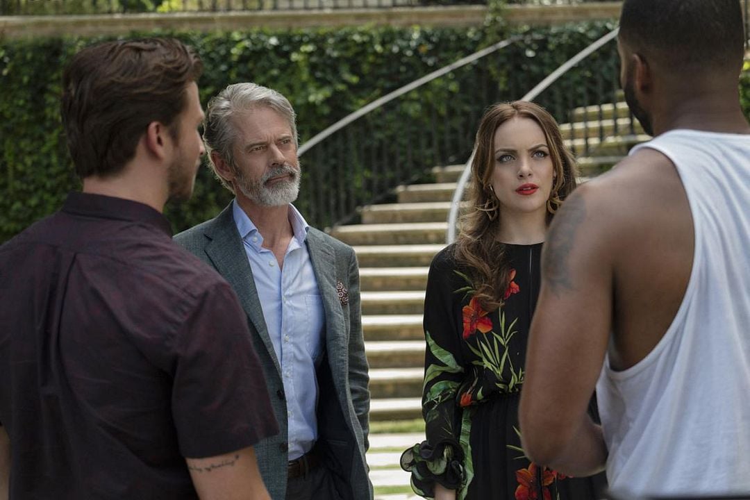 Dynasty : Foto C. Thomas Howell