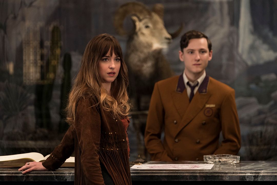 Malos momentos en el Hotel Royale : Foto Dakota Johnson, Lewis Pullman