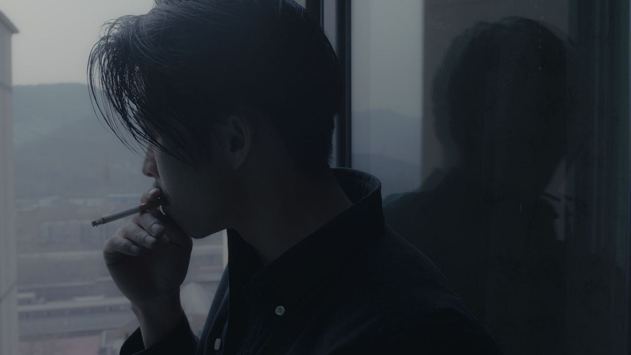 Un elefante sentado y quieto : Foto