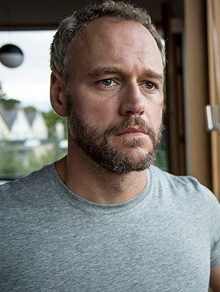 Póster Elliot Cowan