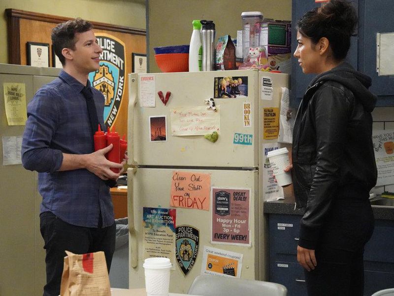 Brooklyn, Precinto 99 : Foto Andy Samberg, Stephanie Beatriz