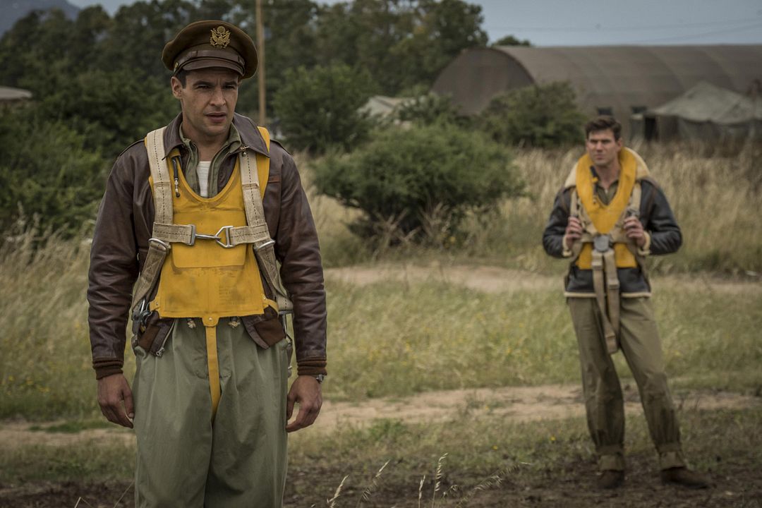 Catch-22 : Foto Christopher Abbott, Austin Stowell