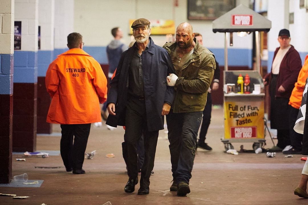 Atentado en el estadio : Foto Pierce Brosnan, Dave Bautista