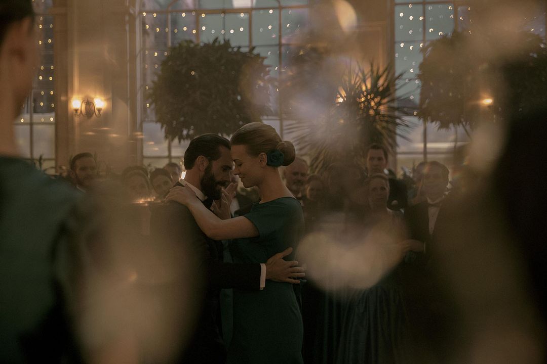 The Handmaid’s Tale : Foto Yvonne Strahovski, Joseph Fiennes