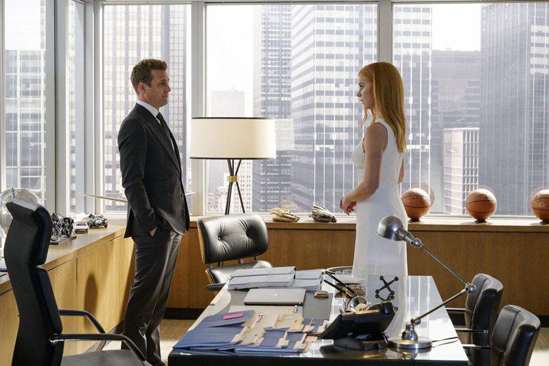Suits : Foto Sarah Rafferty, Gabriel Macht