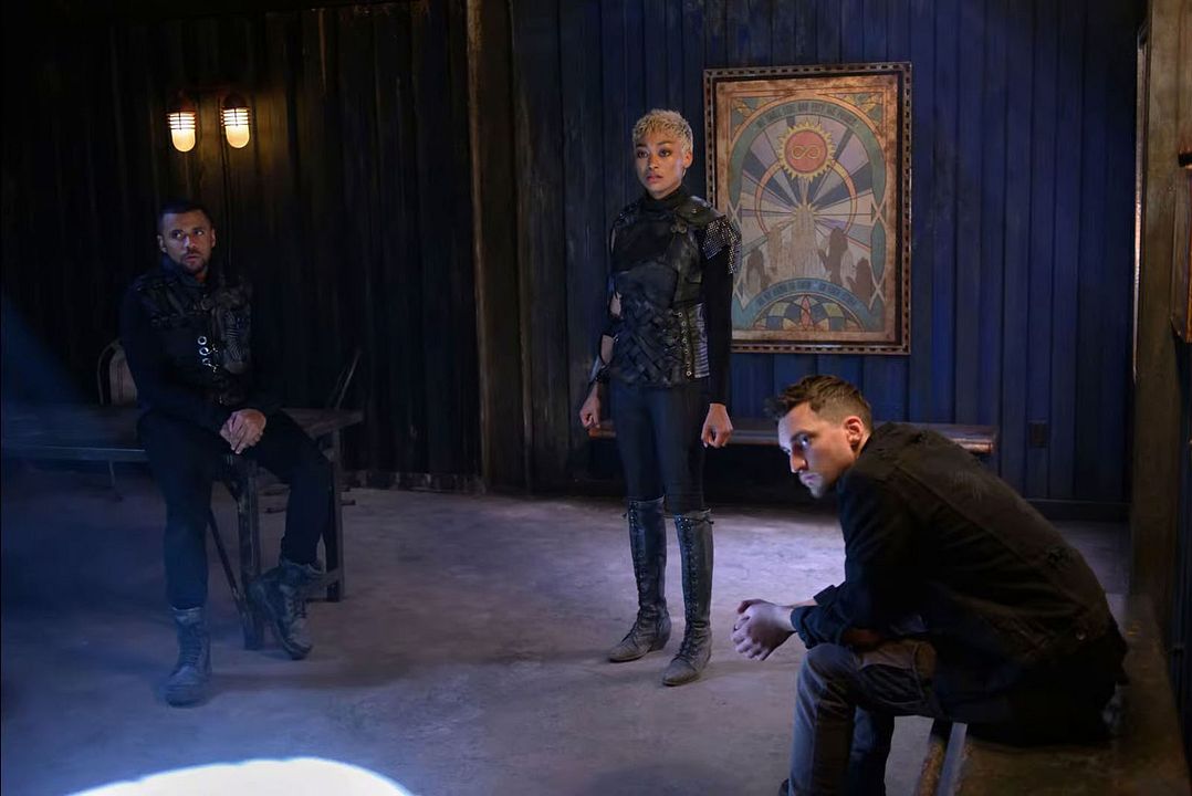 Los 100 : Foto Richard Harmon, Tati Gabrielle