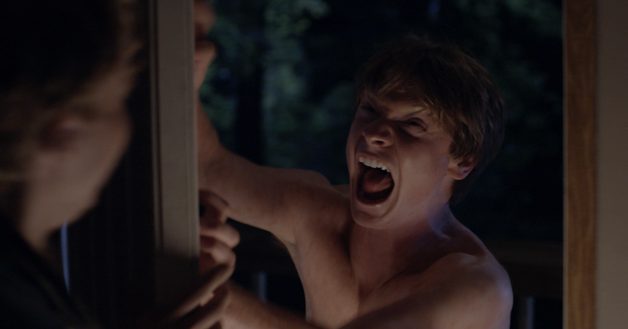 La invasión : Foto Calum Worthy