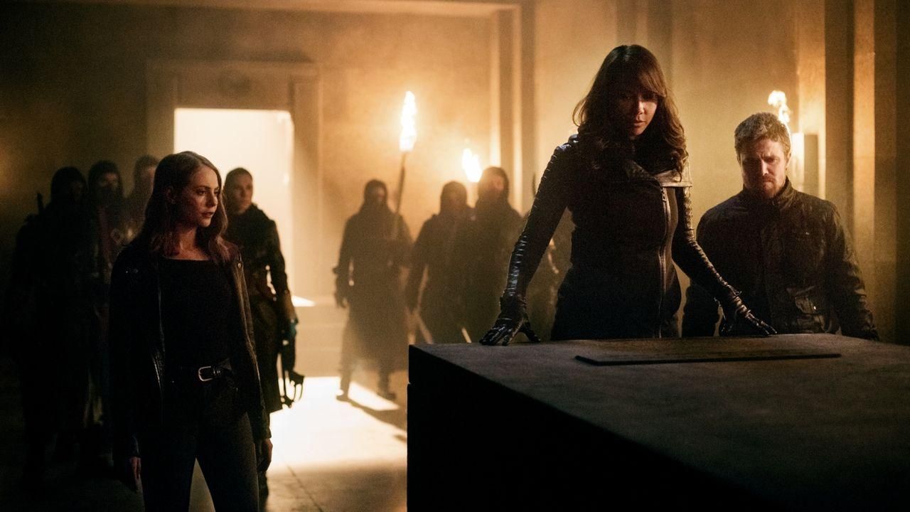 Arrow : Foto Willa Holland, Stephen Amell