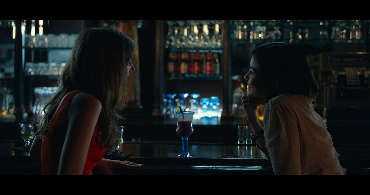 Foto Lucy Hale, Lauren Lapkus