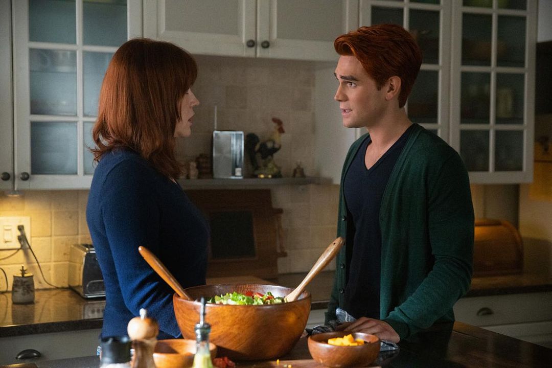 Riverdale : Foto K.J. Apa, Molly Ringwald