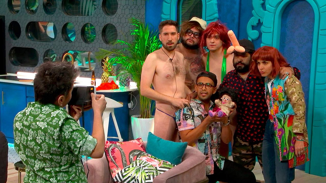 LOL: Last One Laughing : Póster