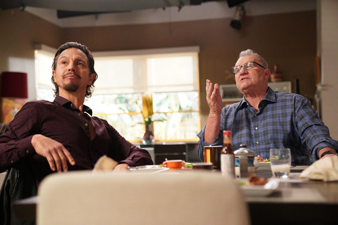 Modern Family : Foto Ed O'Neill, Benjamin Bratt