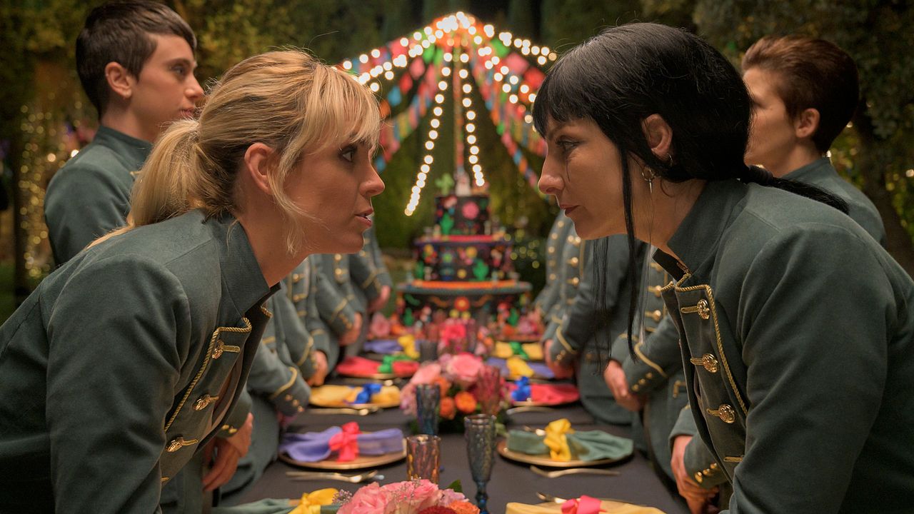 Vis a Vis: El Oasis : Foto Najwa Nimri, Maggie Civantos