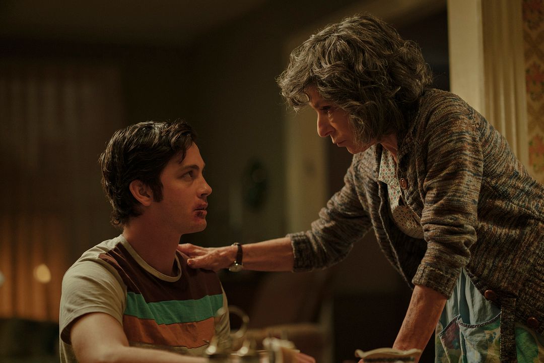 Hunters : Foto Jeannie Berlin, Logan Lerman