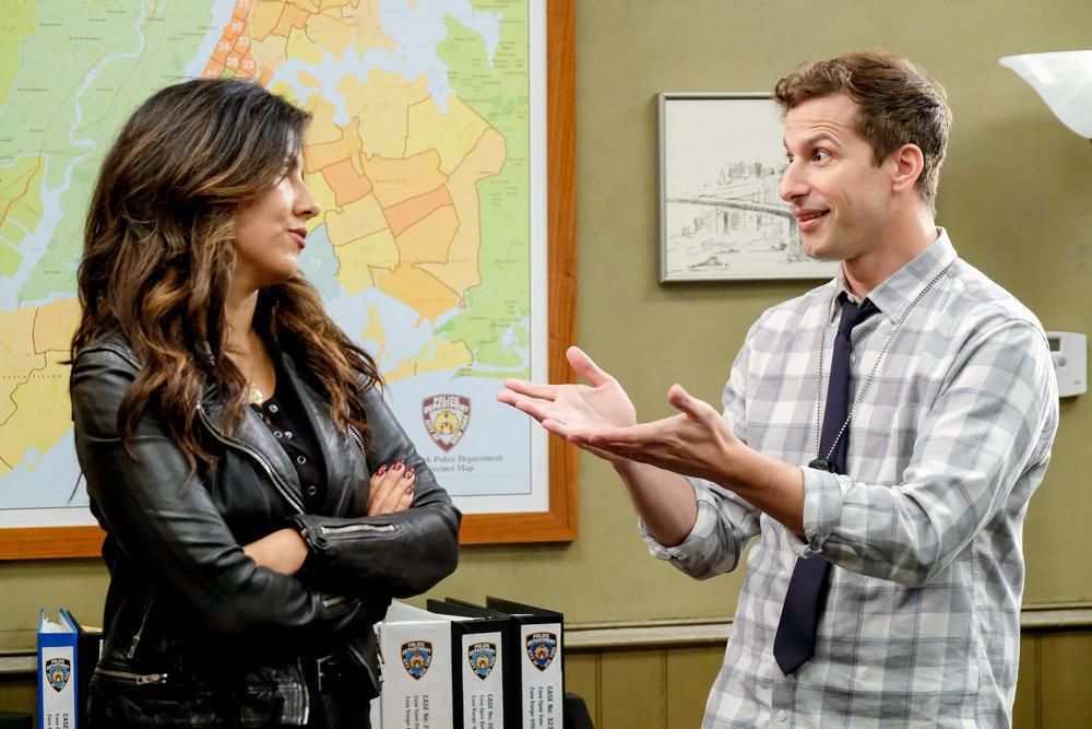 Foto Andy Samberg, Stephanie Beatriz