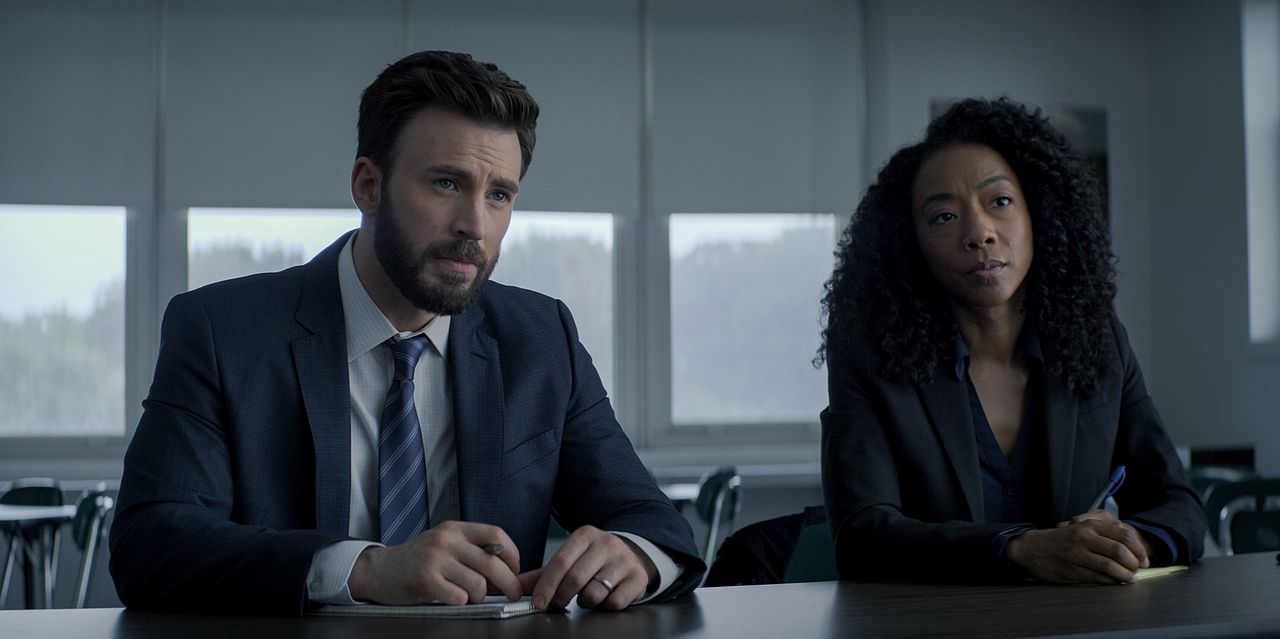 Foto Betty Gabriel, Chris Evans