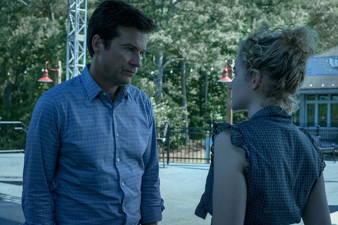 Foto Julia Garner, Jason Bateman