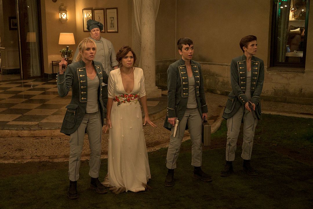 Vis a Vis: El Oasis : Foto Maggie Civantos, Claudia Riera