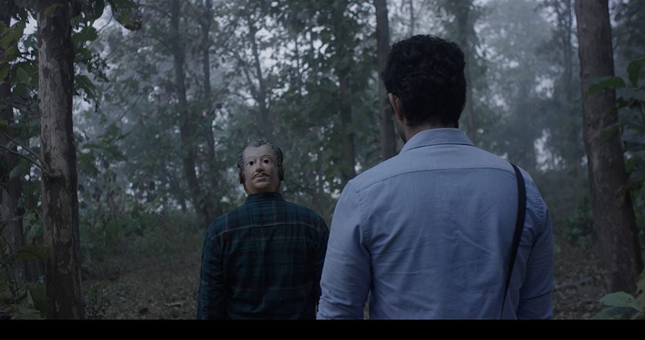 Behind The Trees : Foto