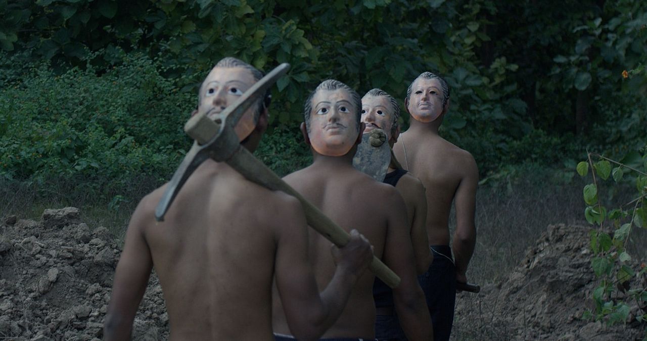 Behind The Trees : Foto