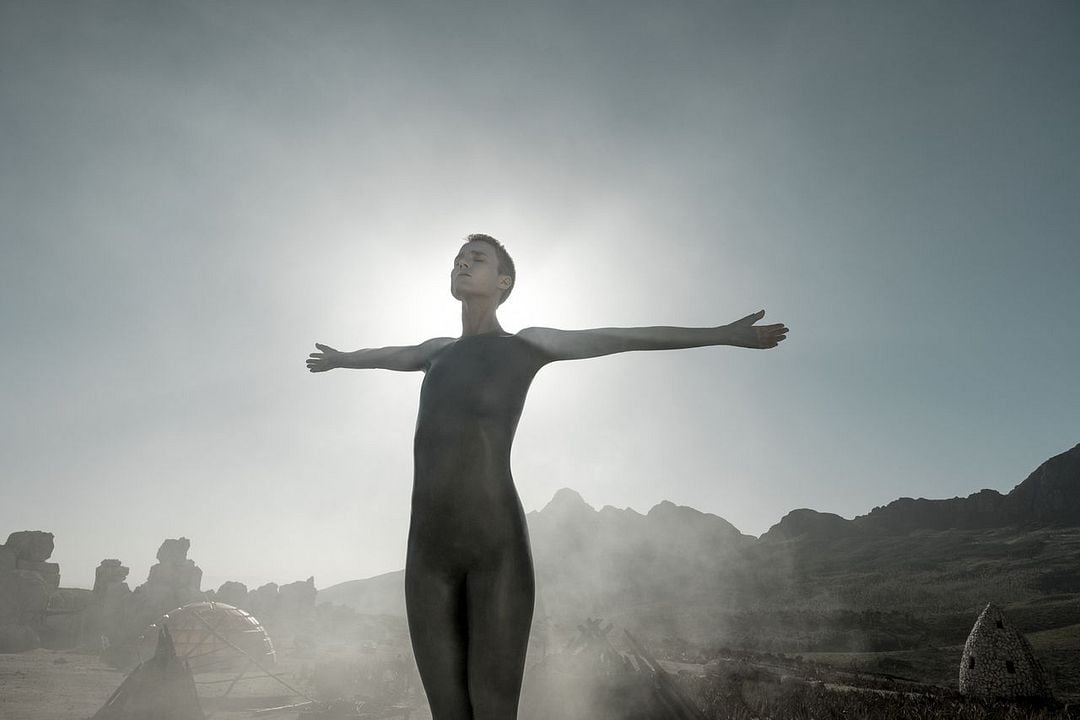 Raised By Wolves (2020) : Foto Amanda Collin