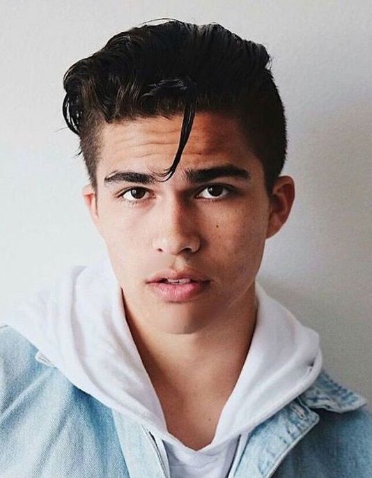 Póster Alex Aiono