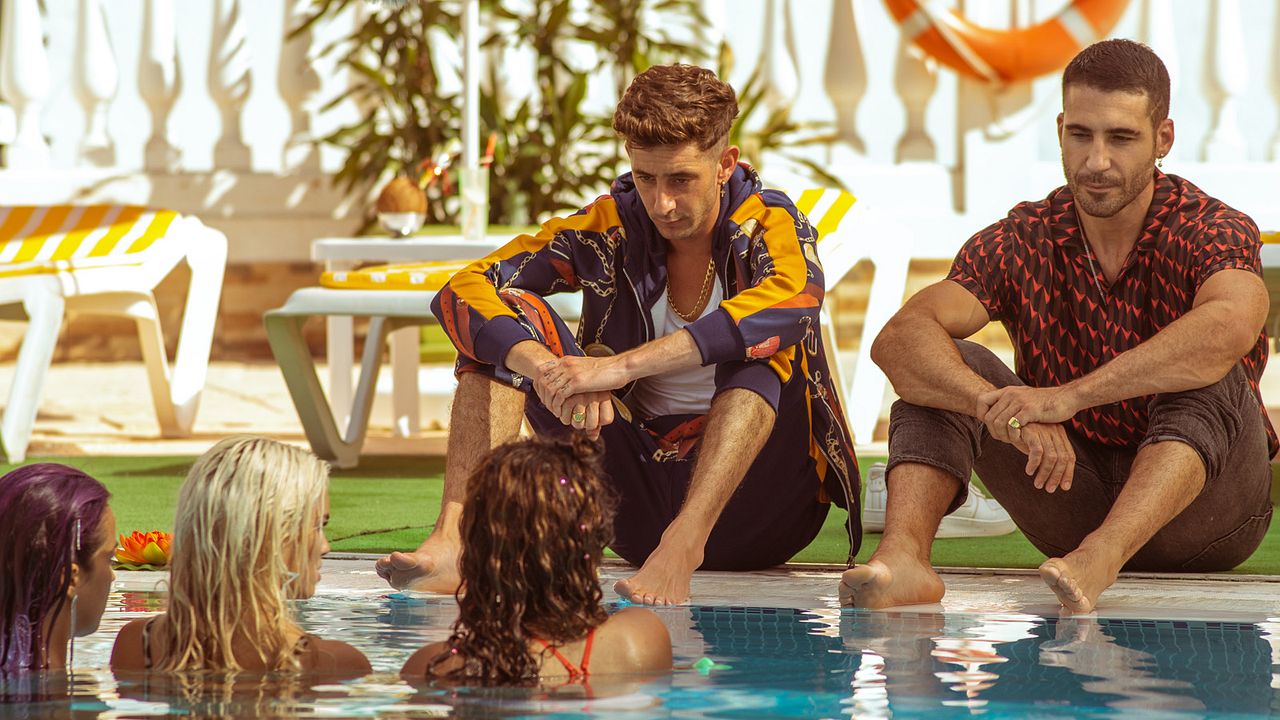 Sky Rojo : Foto Miguel Ángel Silvestre, Enric Auquer